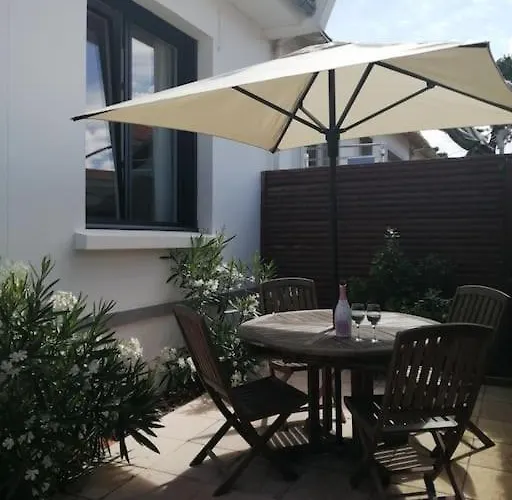 T2 à 500m De La Et Du Marché. Appartement *